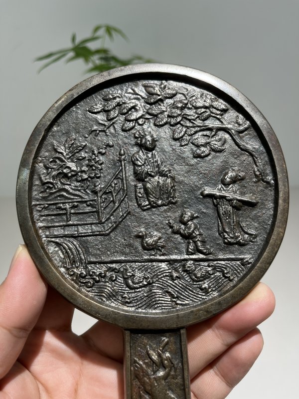 明 庭院贵妇婴戏纹手柄镜 - 图3