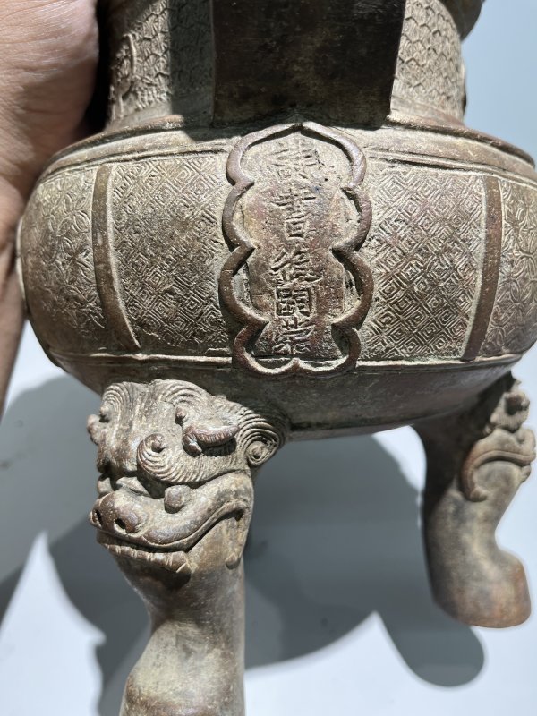 明嘉靖 铜太狮少狮钮朝冠耳熏炉 - 图27