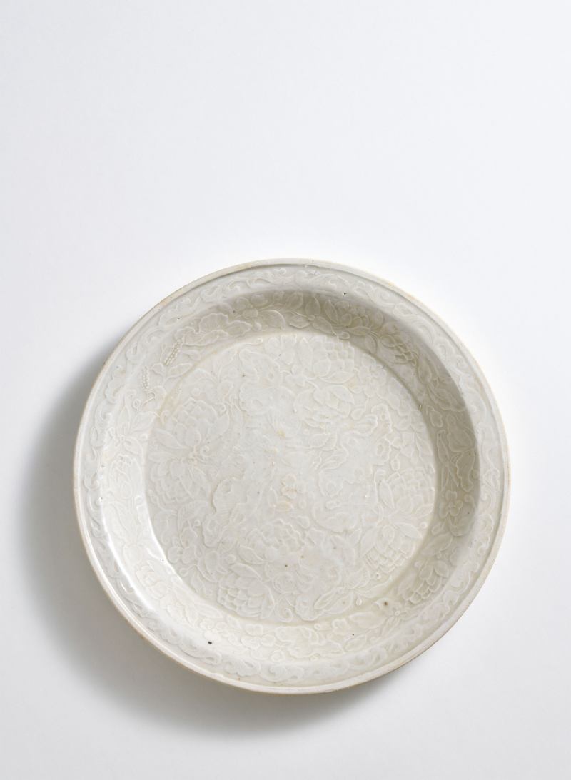 明 白釉荷塘纹折沿盘