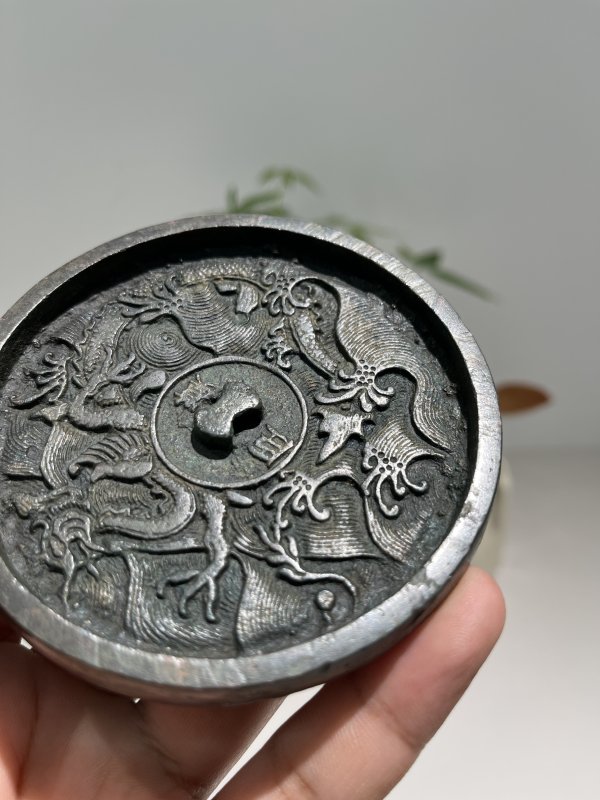 明 “汉臣”铭海水翼龙纹镜 - 图5
