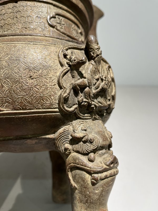 明嘉靖 铜太狮少狮钮朝冠耳熏炉 - 图28