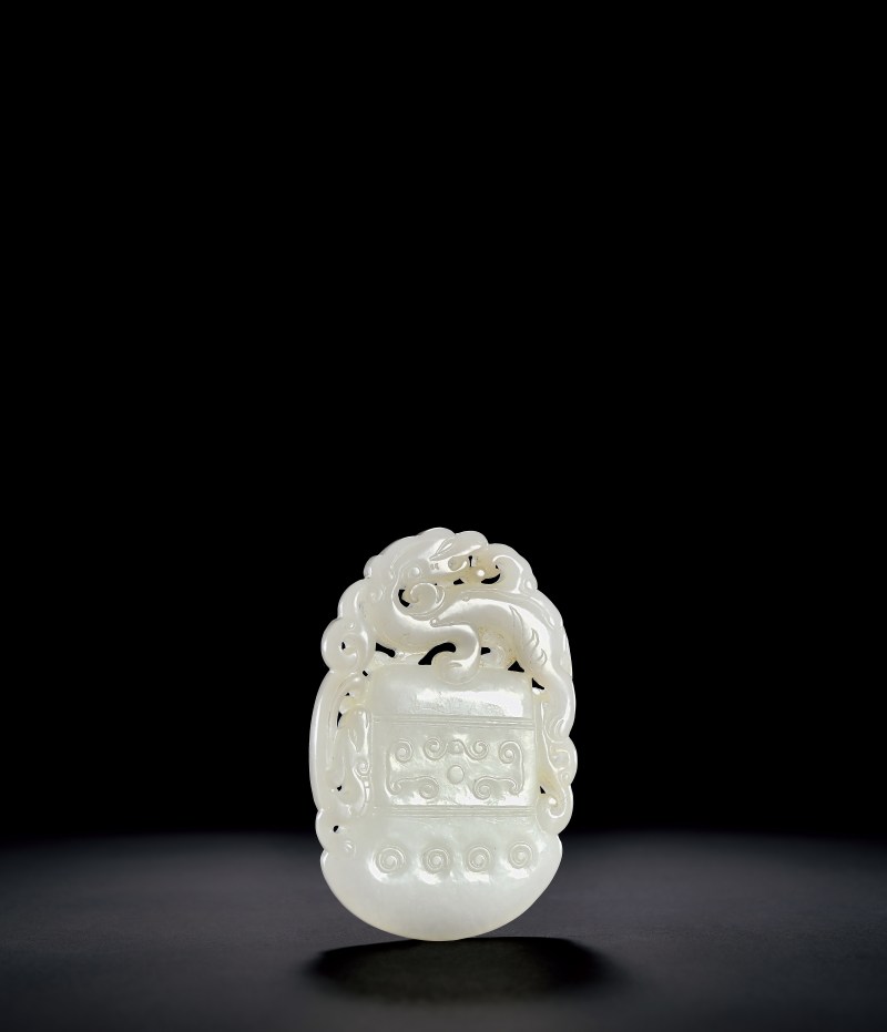 清 白玉府上有龙佩