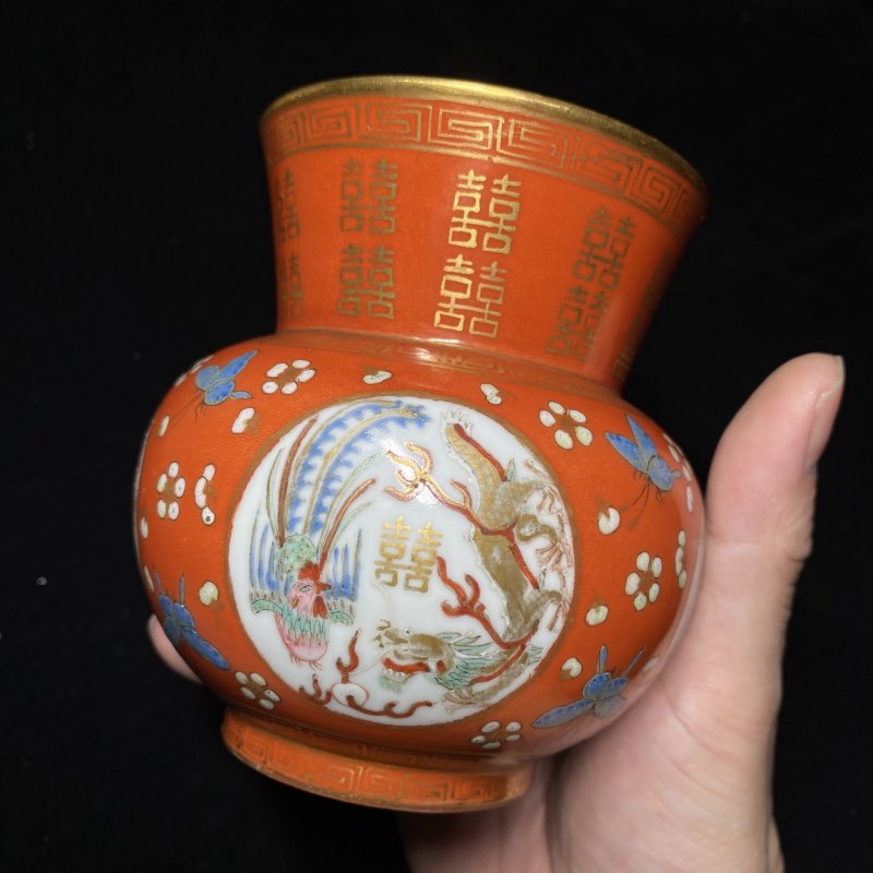 清同治 珊瑚红地描金开光粉彩龙凤喜字纹渣斗（一对） - 图7