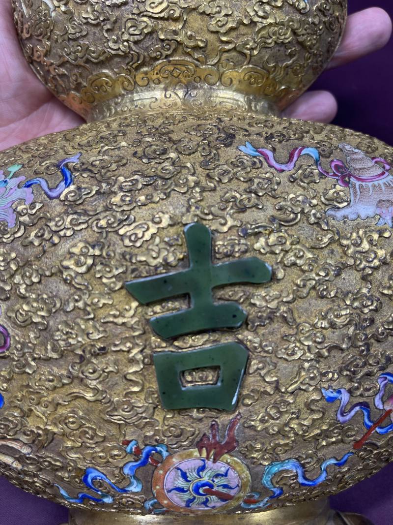 清乾隆 御製铜鎏金画珐琅八宝嵌玉大吉葫芦壁瓶一对 - 图16