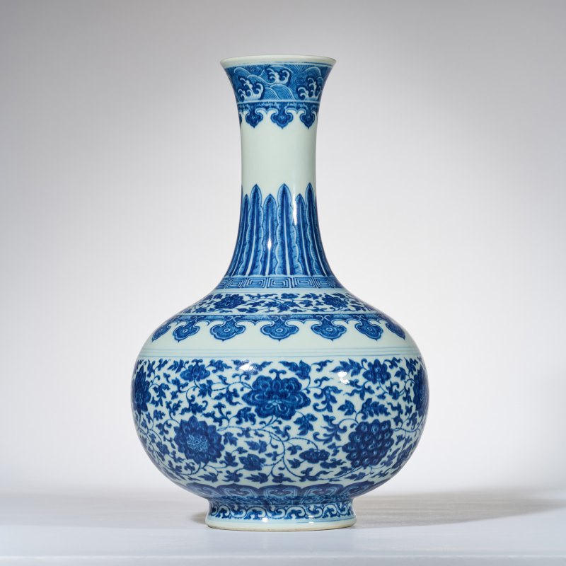 清道光 青花缠枝莲纹玉堂春瓶 - 图5