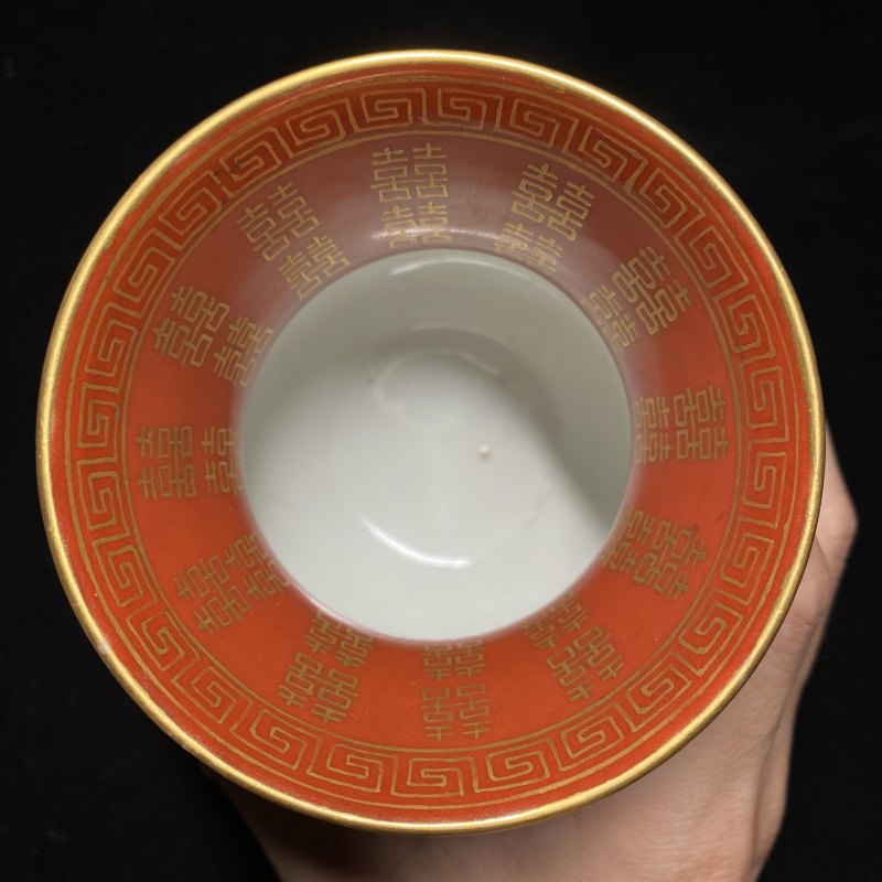 清同治 珊瑚红地描金开光粉彩龙凤喜字纹渣斗（一对） - 图11