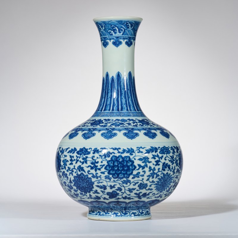 清道光 青花缠枝莲纹玉堂春瓶 - 图6