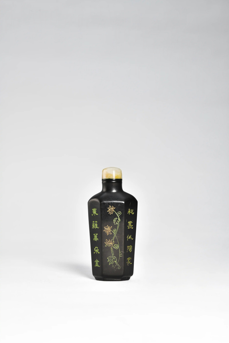 清 炭晶六棱刻花卉诗文鼻烟壶 - 图3