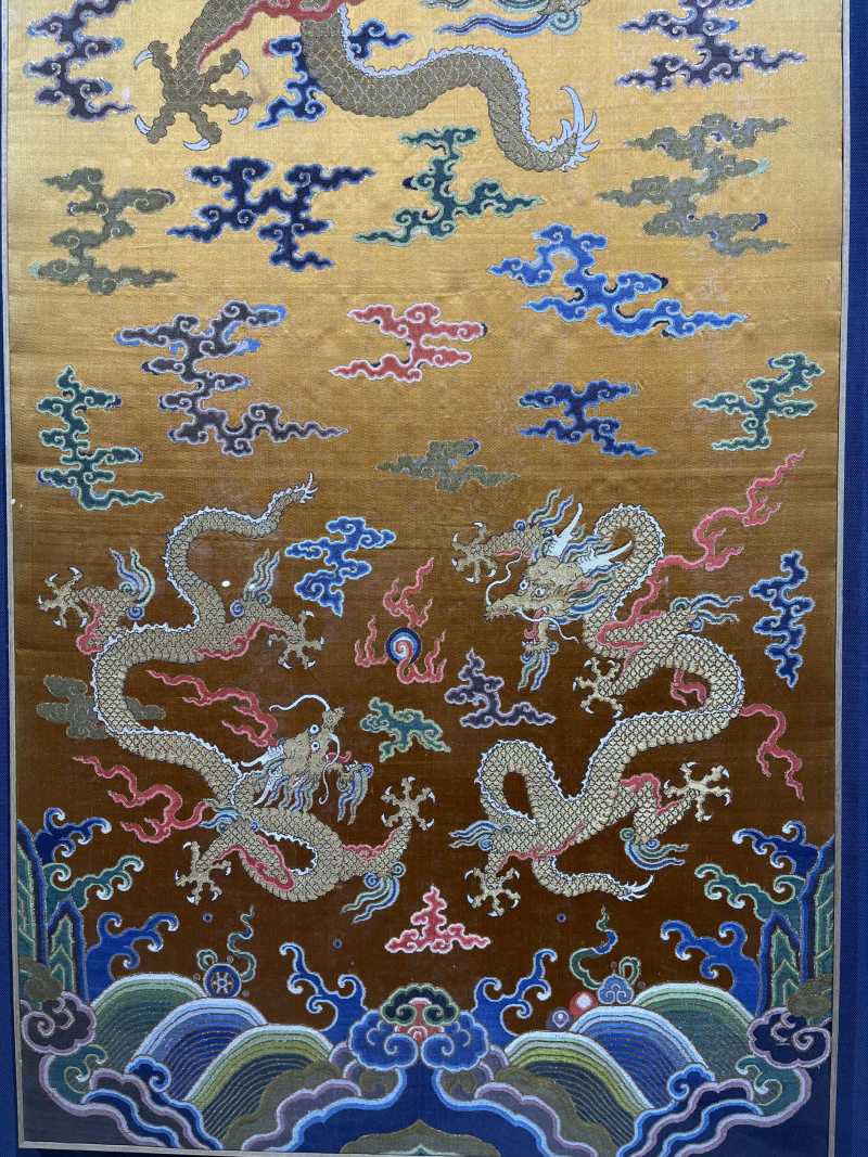 清乾隆 杏黄地云龙纹妆花缎条屏 - 图5