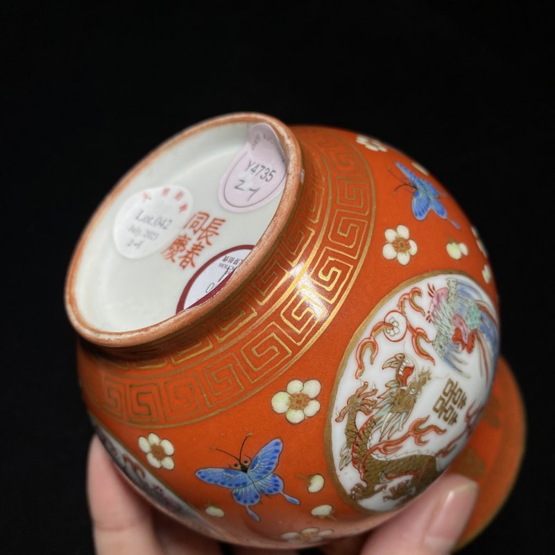 清同治 珊瑚红地描金开光粉彩龙凤喜字纹渣斗（一对） - 图14
