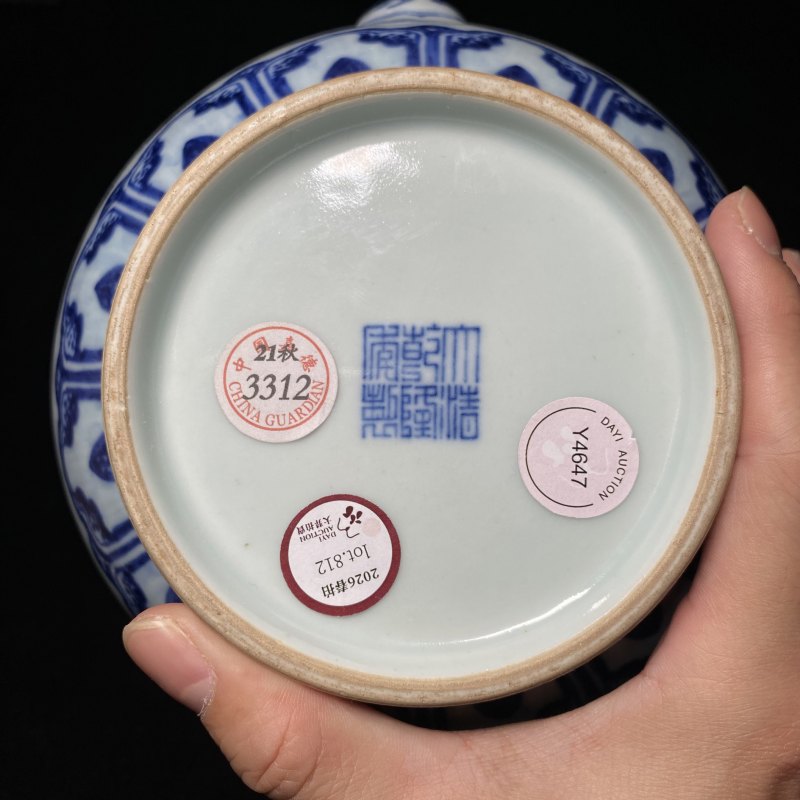 清乾隆 青花折枝花果纹执壶 - 图17