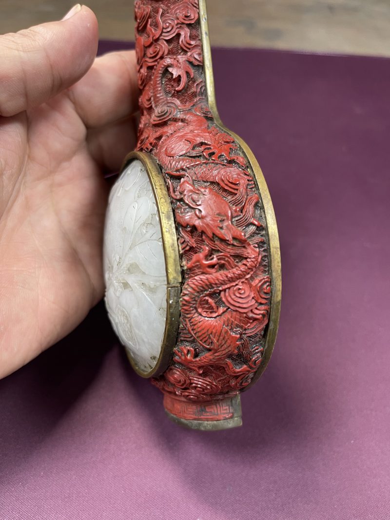 清乾隆 剔红嵌玉多子多福云龙纹壁瓶 - 图7