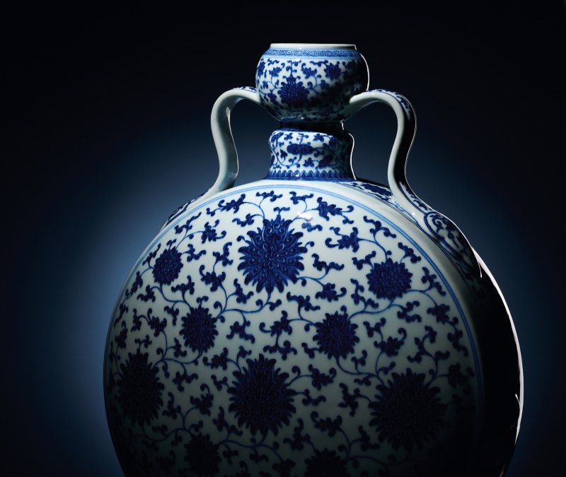 清乾隆 青花缠枝莲纹如意耳抱月瓶 - 图2