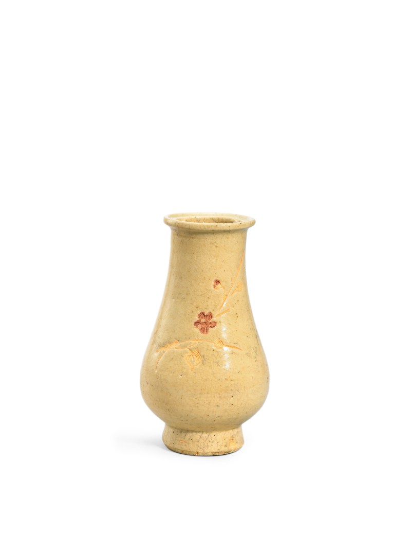 明 湖田窑刻梅花著瓶