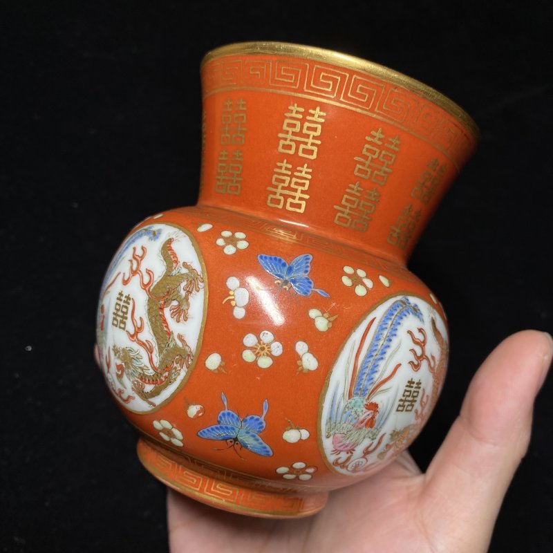 清同治 珊瑚红地描金开光粉彩龙凤喜字纹渣斗（一对） - 图8