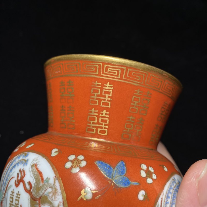 清同治 珊瑚红地描金开光粉彩龙凤喜字纹渣斗（一对） - 图17