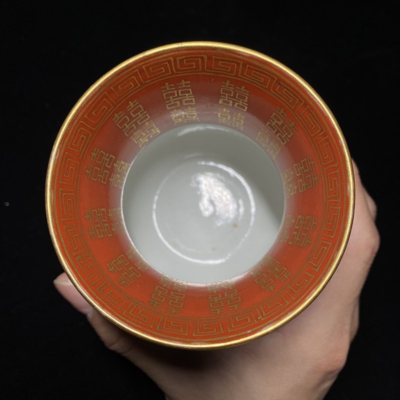 清同治 珊瑚红地描金开光粉彩龙凤喜字纹渣斗（一对） - 图18