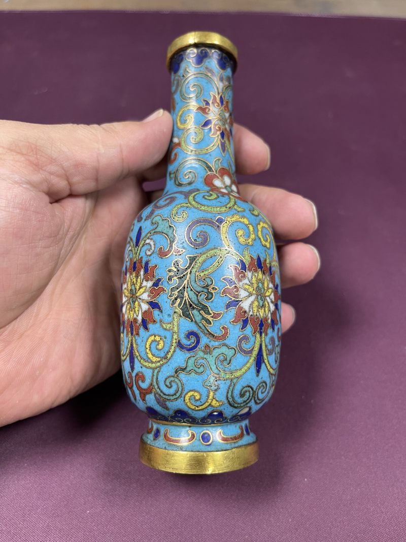 清乾隆 铜鎏金掐丝珐琅缠枝西番莲纹香瓶 - 图5