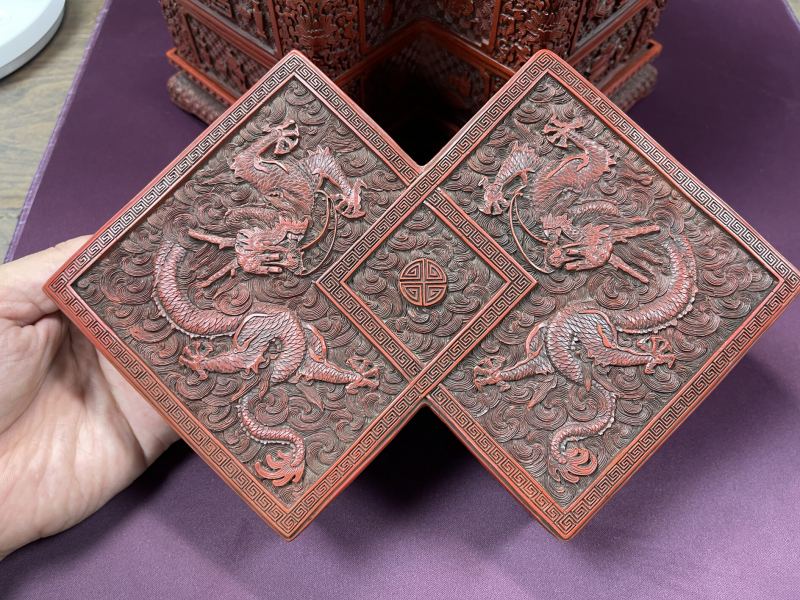 清乾隆 剔红双龙捧寿方胜式叠盒 - 图3