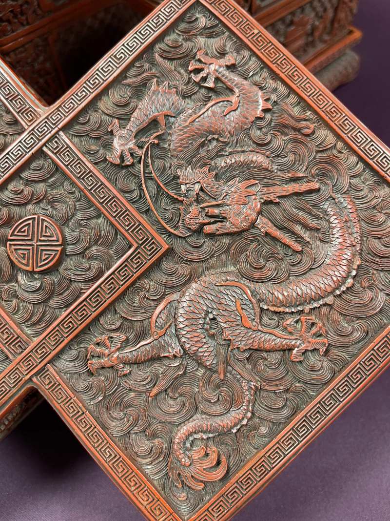 清乾隆 剔红双龙捧寿方胜式叠盒 - 图4