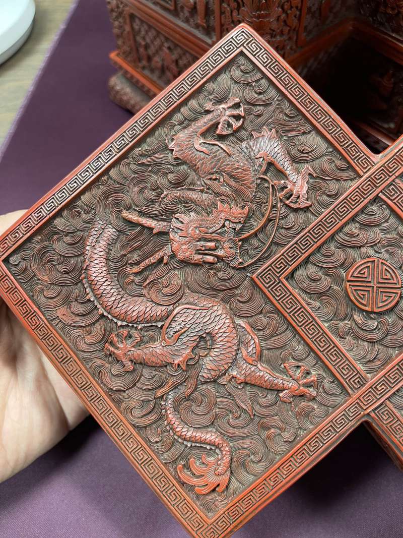清乾隆 剔红双龙捧寿方胜式叠盒 - 图5