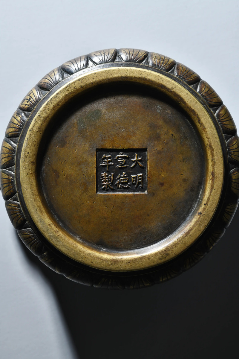 清早期 铜双狮耳缠枝莲纹桶式炉 - 图3