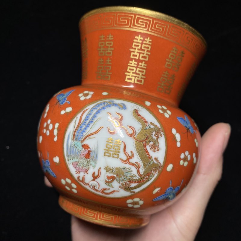 清同治 珊瑚红地描金开光粉彩龙凤喜字纹渣斗（一对） - 图22