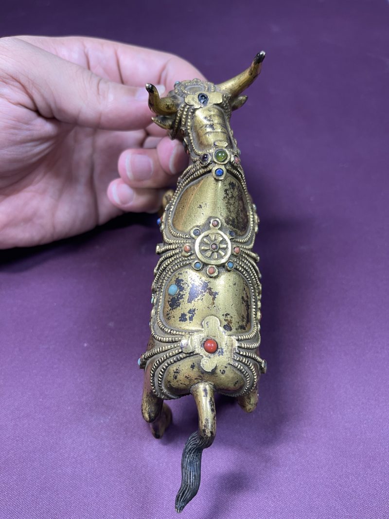 清 铜鎏金嵌宝石奔牛摆件 - 图8