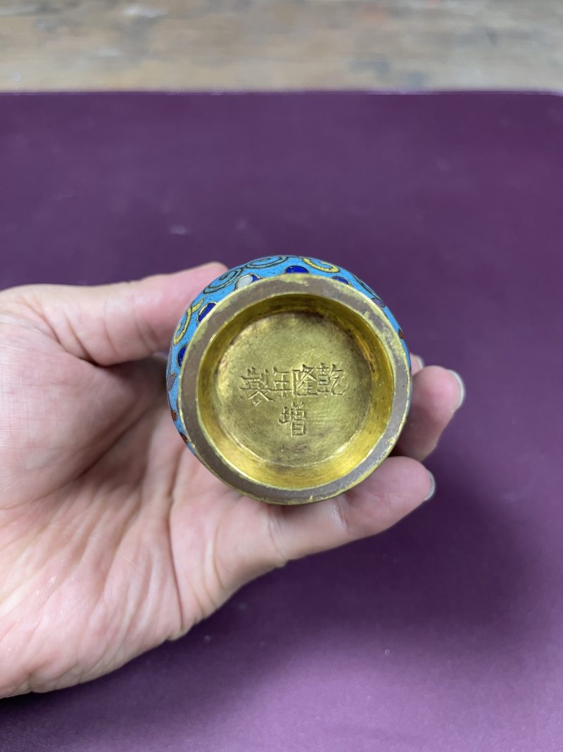 清乾隆 铜鎏金掐丝珐琅缠枝西番莲纹香瓶 - 图9
