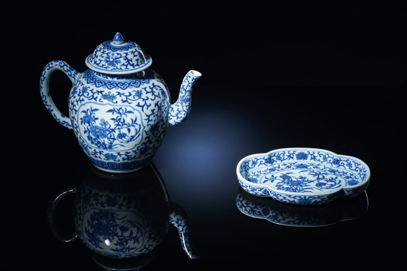 清道光 青花缠枝花开光艾叶祥符纹执壶 - 图2