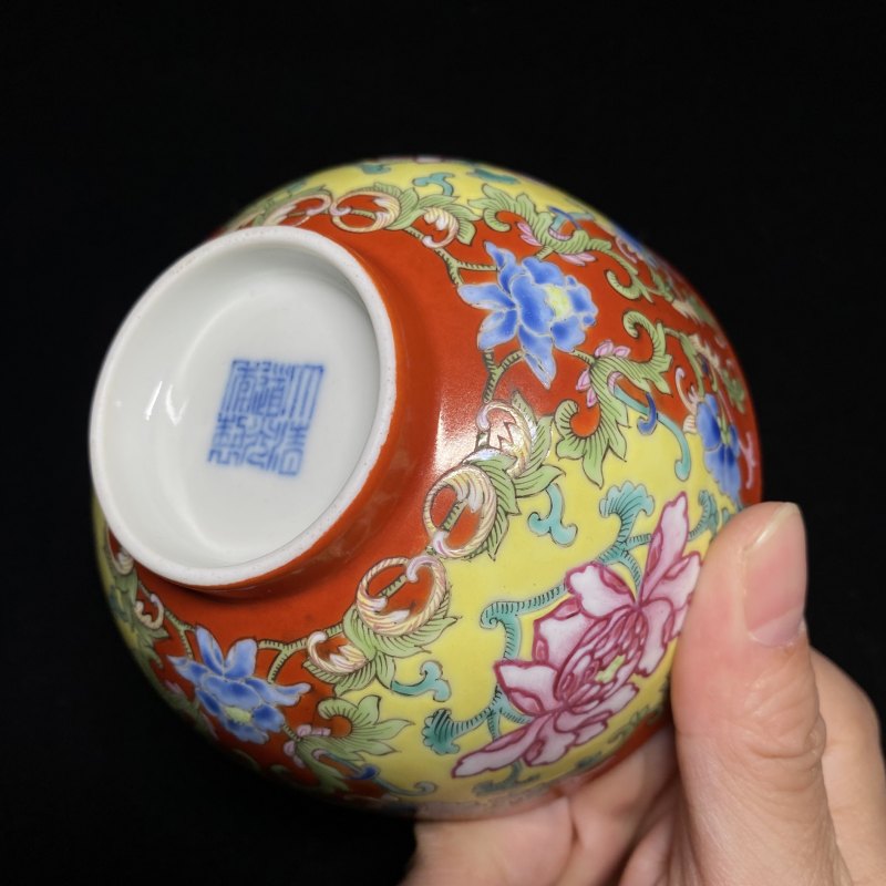 清道光 珊瑚红地粉彩花卉纹碗 - 图12