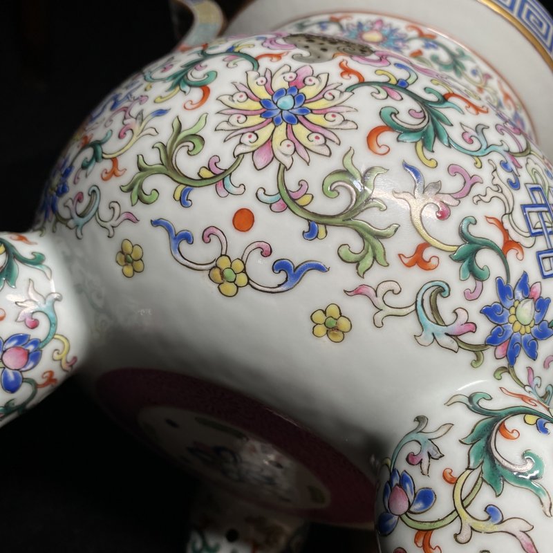 清乾隆 洋彩缠枝莲托八吉祥纹朝冠耳鼎式炉 - 图7