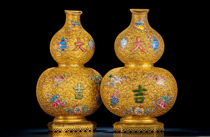 清乾隆 御製铜鎏金画珐琅八宝嵌玉大吉葫芦壁瓶一对 - 图2