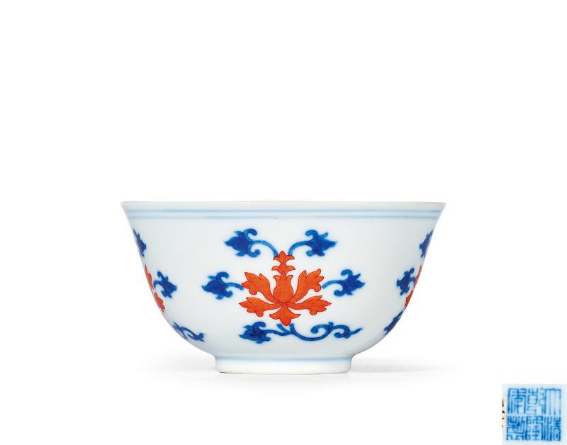 清乾隆 青花矾红宝相花纹杯 - 图1
