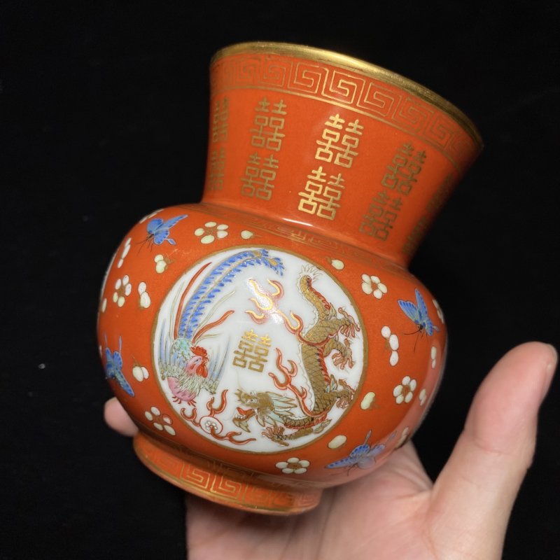 清同治 珊瑚红地描金开光粉彩龙凤喜字纹渣斗（一对） - 图9