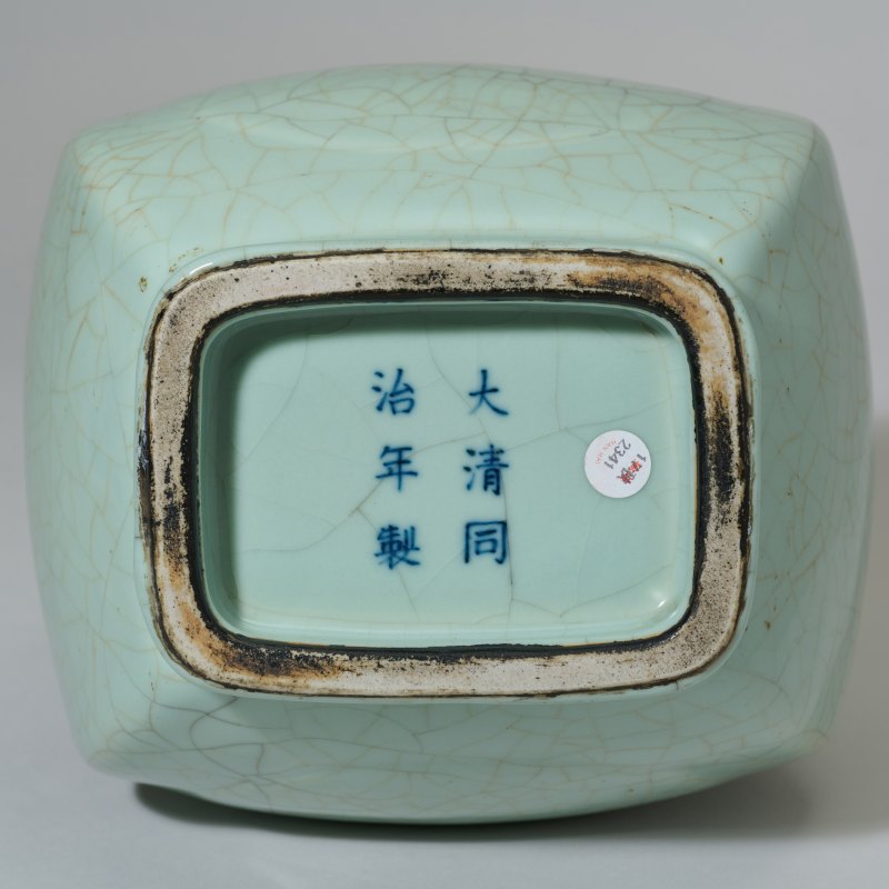 清同治 仿哥釉杏圆贯耳瓶 - 图4