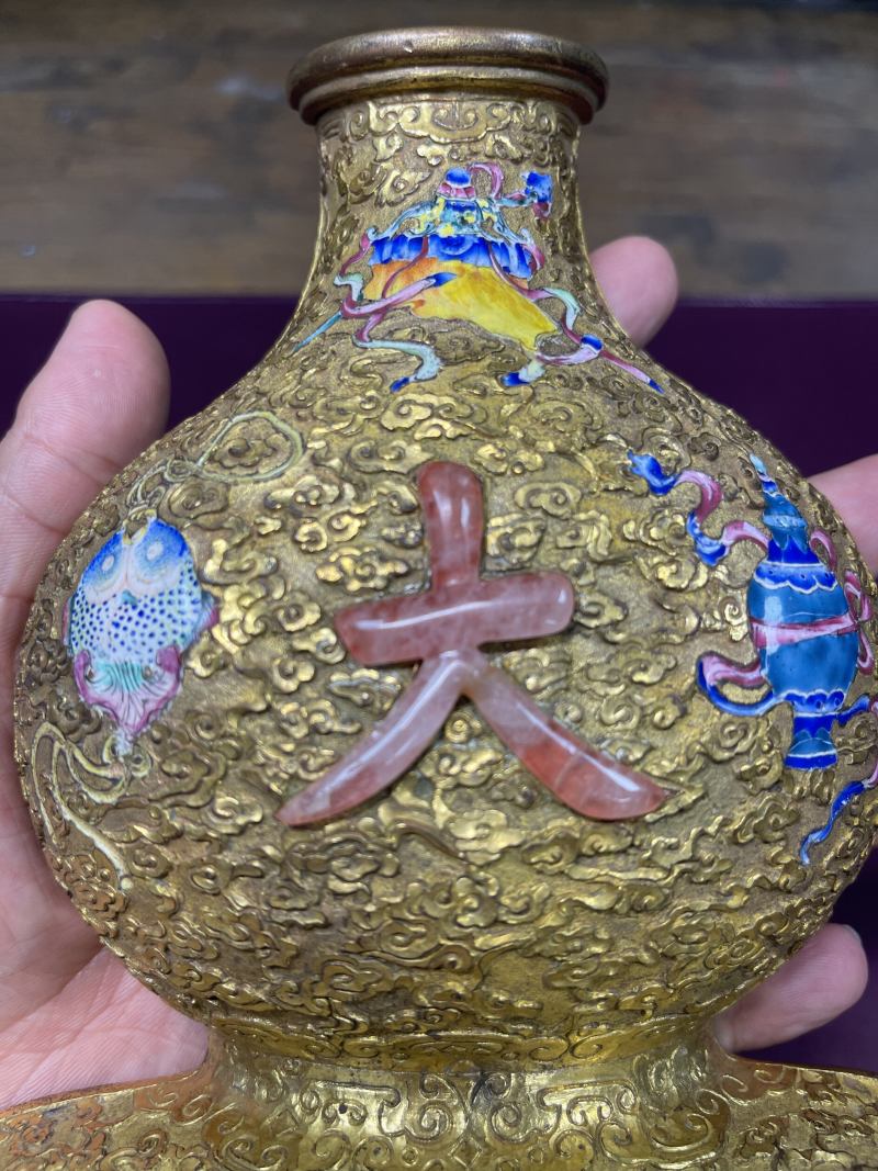 清乾隆 御製铜鎏金画珐琅八宝嵌玉大吉葫芦壁瓶一对 - 图4