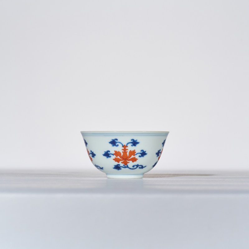 清乾隆 青花矾红宝相花纹杯 - 图3