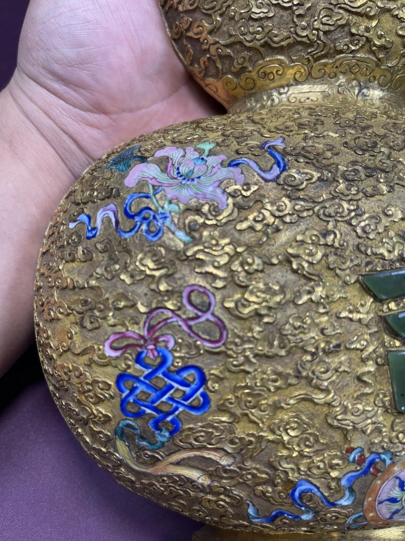 清乾隆 御製铜鎏金画珐琅八宝嵌玉大吉葫芦壁瓶一对 - 图5