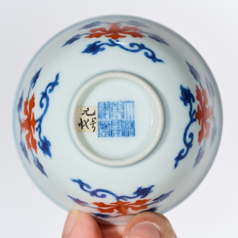 清乾隆 青花矾红宝相花纹杯 - 图4