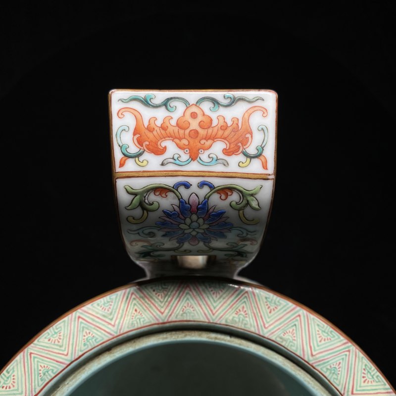 清乾隆 洋彩缠枝莲托八吉祥纹朝冠耳鼎式炉 - 图11