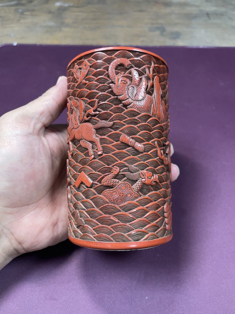 清乾隆 瓷胎剔红海八怪笔筒 - 图5