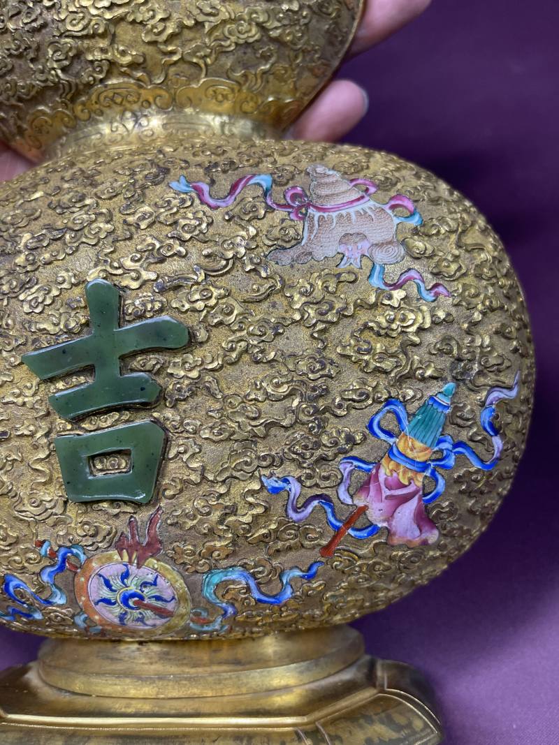 清乾隆 御製铜鎏金画珐琅八宝嵌玉大吉葫芦壁瓶一对 - 图6