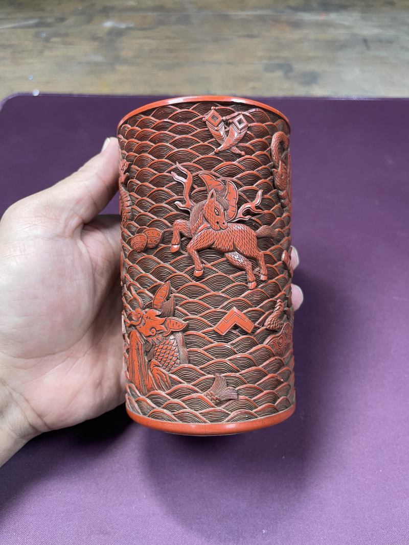 清乾隆 瓷胎剔红海八怪笔筒 - 图6