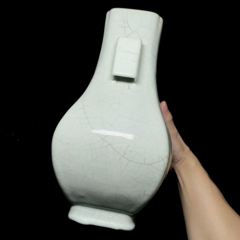 清同治 仿哥釉杏圆贯耳瓶 - 图8