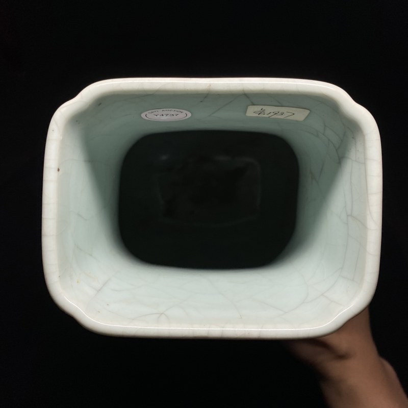 清同治 仿哥釉杏圆贯耳瓶 - 图9
