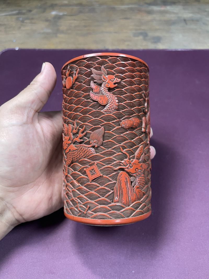 清乾隆 瓷胎剔红海八怪笔筒 - 图7