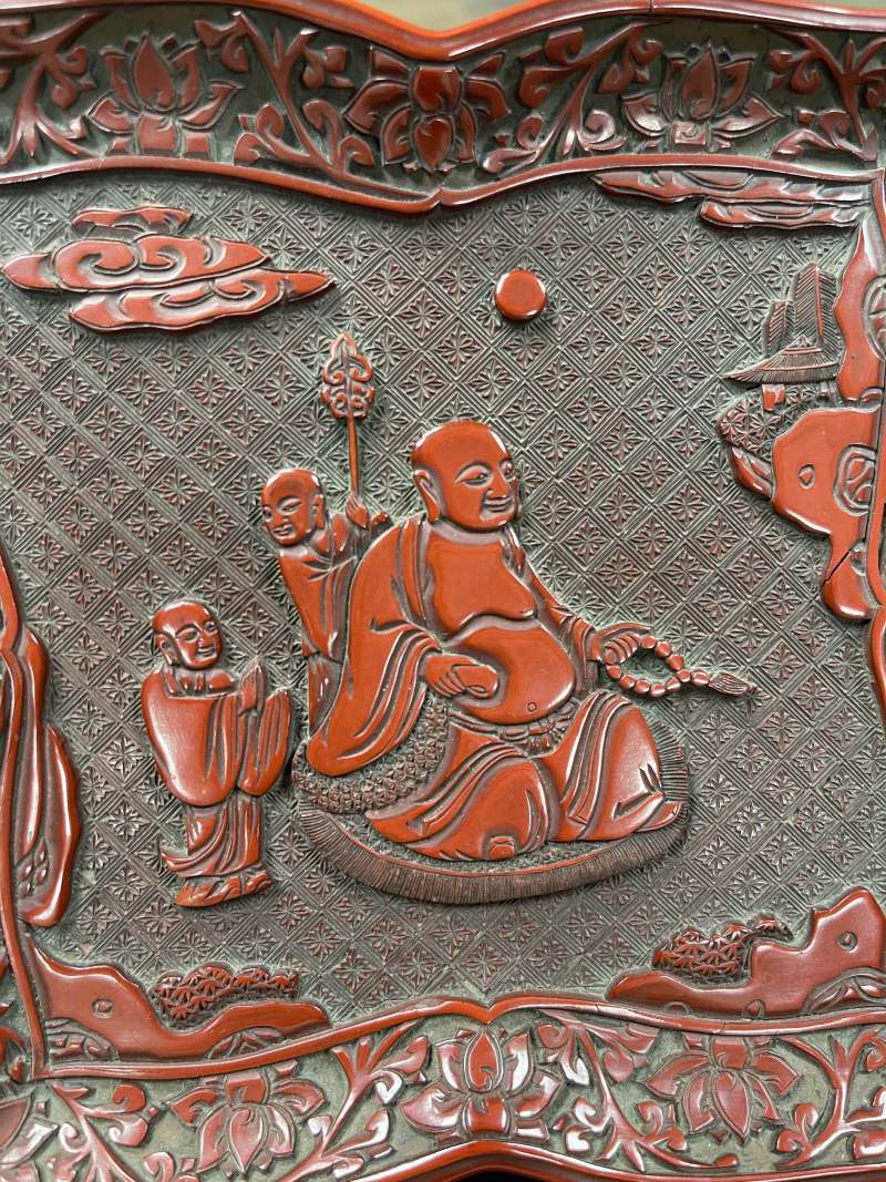 明早期 剔红弥勒童子图菱花形盘 - 图7
