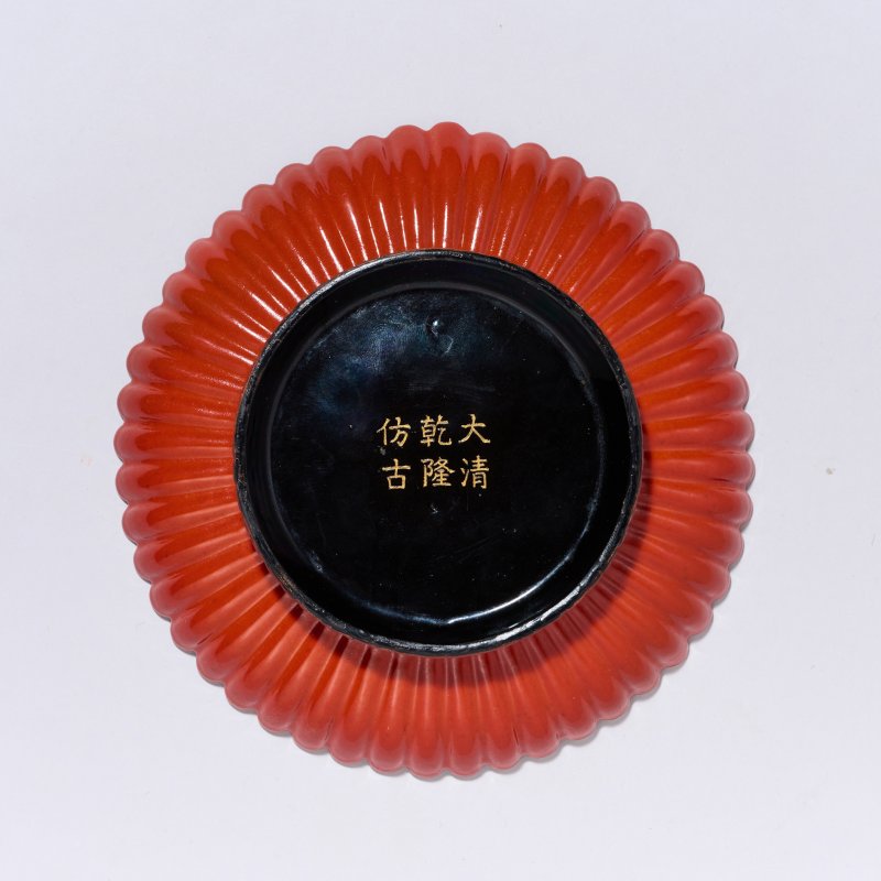 清乾隆 御製仿朱漆描金御题诗纹菊瓣盘 - 图8