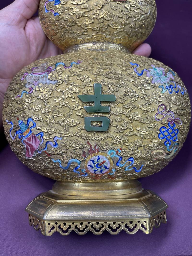 清乾隆 御製铜鎏金画珐琅八宝嵌玉大吉葫芦壁瓶一对 - 图9